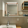 Spiegel im Bade-Zimmer mit Seife und Hand-Tüchern.