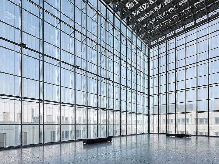 Glasfront einer Halle