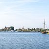 Kleiner Hafen, im Hintergrund auf einem Hügel sitzt ein gelbes Schloss.
