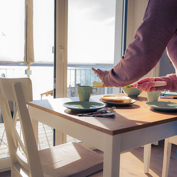 Wohnung 5: Ein gemütliches Frühstück mit Blick über den türkis-farbenen Hainer See.