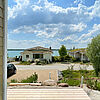 Auf der Holz-Terrasse mit Blick auf den See.