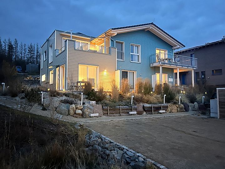 von innen erleuchtetes Schwedenhaus aus Holz