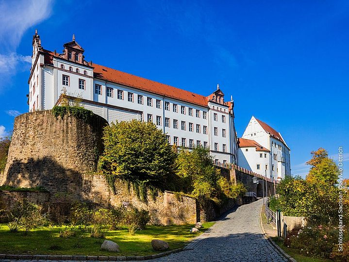 Weißes Schloss auf einem Fels beim Leipziger Neusesenland