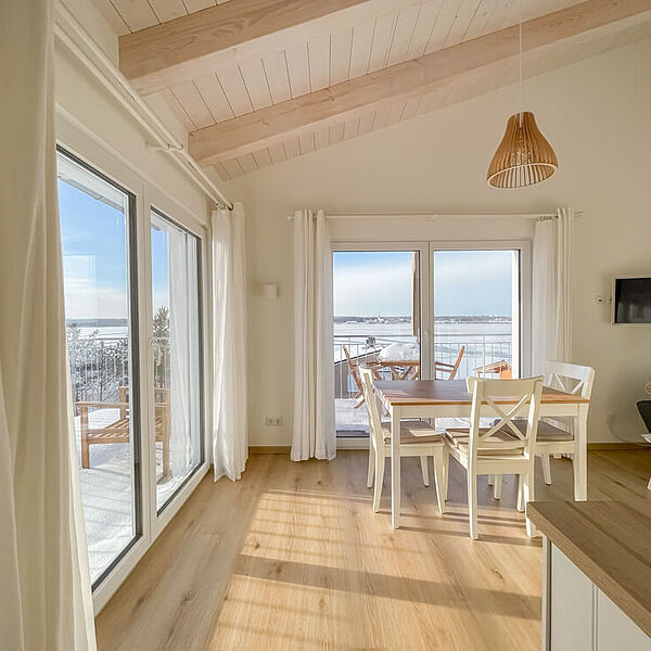Wohnung 5: Traumhaft helles Wohnzimmer mit Panoramablick nach Osten und nach Süden auf den Hainer See.