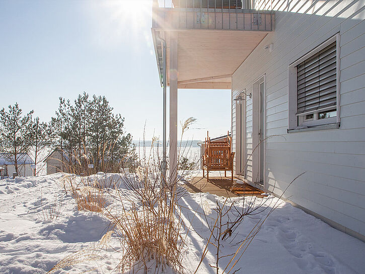 Schneebedeckte Terrasse in der Wintersonne vomHAUS IM SCHILF 1