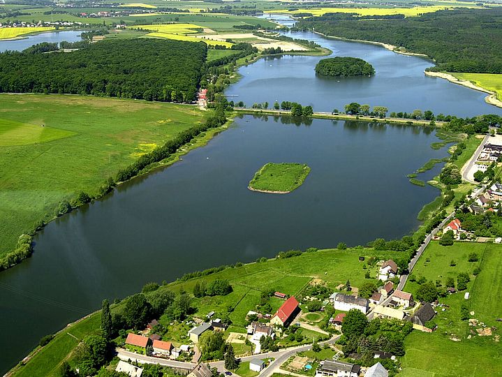 Seen mit grünen Auen