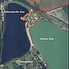 Kartenausschnitt. Links der Kahnsdorfer und rechts der Hainer See. In der Mitte auf dem Kippendamm ist der Umriss des ehemaligen Ortes Kreudnitz hineinmontiert.
