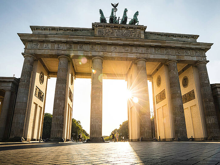Das Brandenburger Tor in Berlin im Gegenlicht.