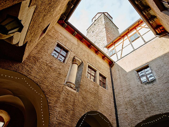 Innenhof eines Schlosses. Froschperspektive auf den Schlossturm.