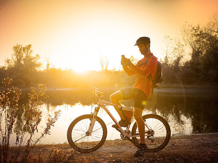 Fahrrad fahren Leipziger Neuseenland Sonnenuntergang