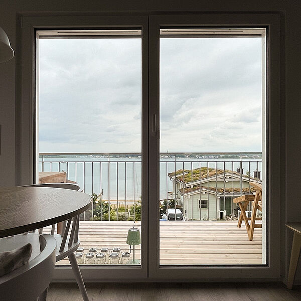 Balkon mit See-Panorama. Blick aus dem Wohn-Zimmer.