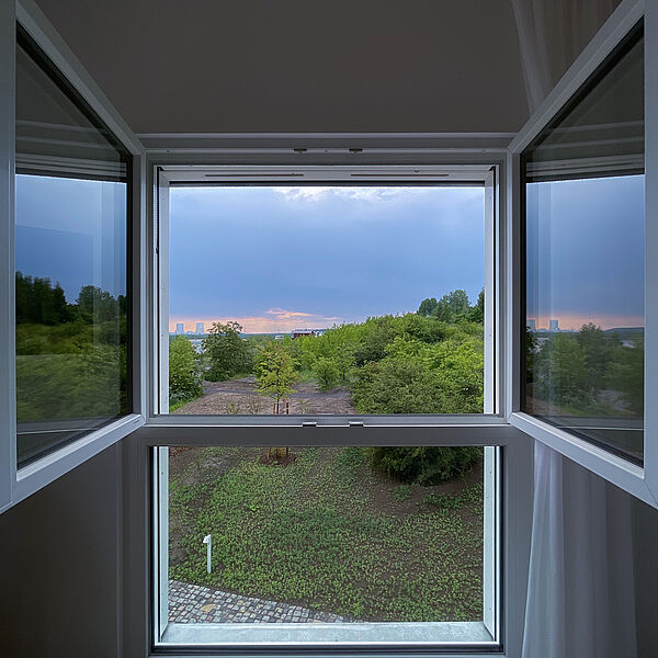 Wohn-Zimmer: Fenster ins Grüne.