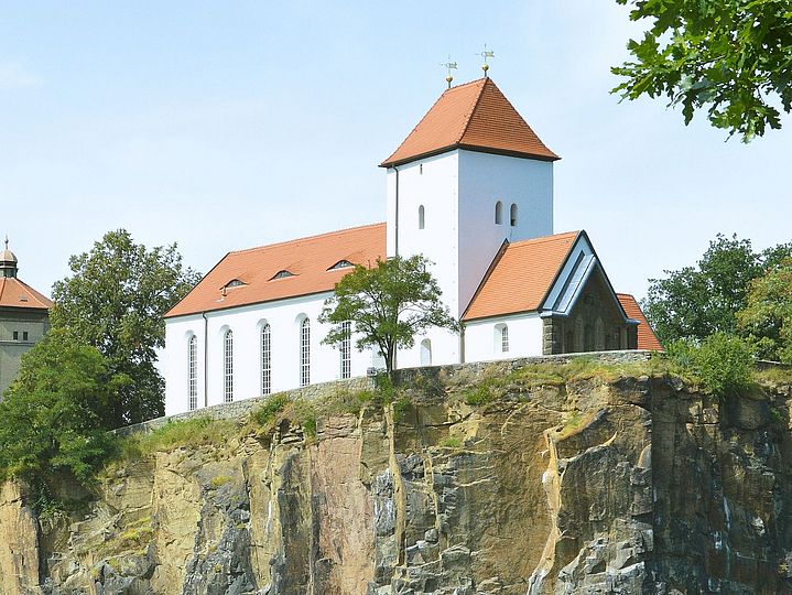 romanische Kirche an der Abbruchkante eines ehemaligen Steinbruchs