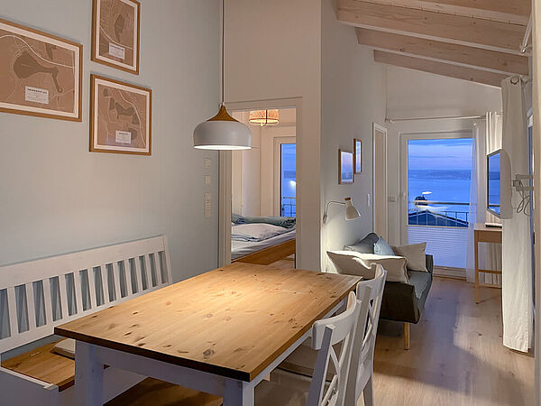 Wohnung 4: Gemütlicher Esstisch mit Blick auf den See und in das Schlafzimmer.