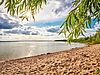 Menschenleerer Sandstrand am Ufer des Seelhausener Sees