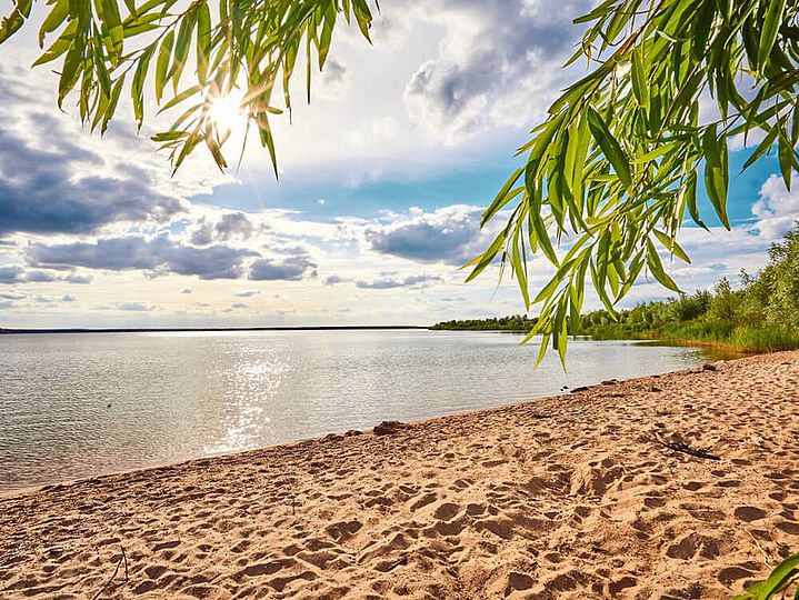Menschenleerer Sandstrand am Ufer des Seelhausener Sees