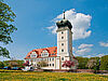 Barockschloss vor einer Blumenwiese in Delitzsch.