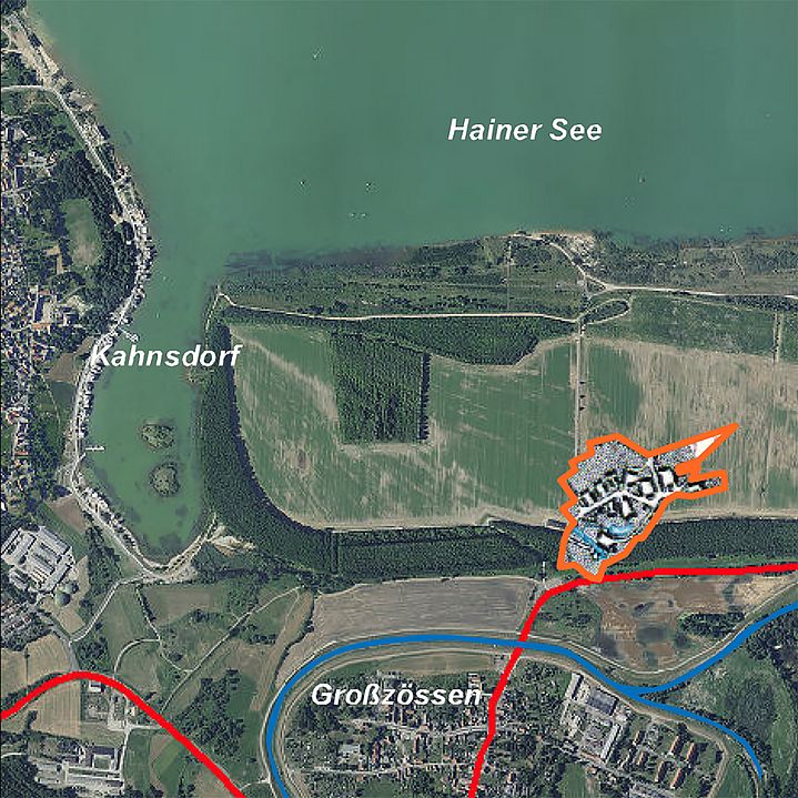 Luftbild vom südlichen Ufer des Hainer Sees. Im Westen ist die Kahnsdorfer Bucht, im Süden Großzössen. Zwischen Großzössen und dem Hainer See im Norden ist ein rot umrandeter Kartenausschnitt von Kleinzössen auf ein Feld montiert.