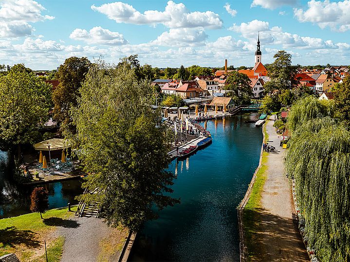 Uferpromenade am Hafen von Lübbenau.