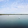 Segelboote auf dem blauen Goitzschesee