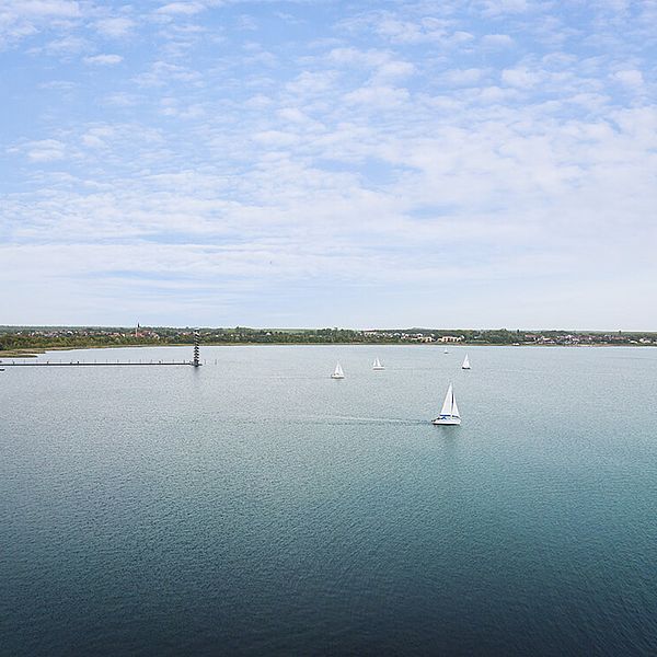 Segelboote auf dem blauen Goitzschesee