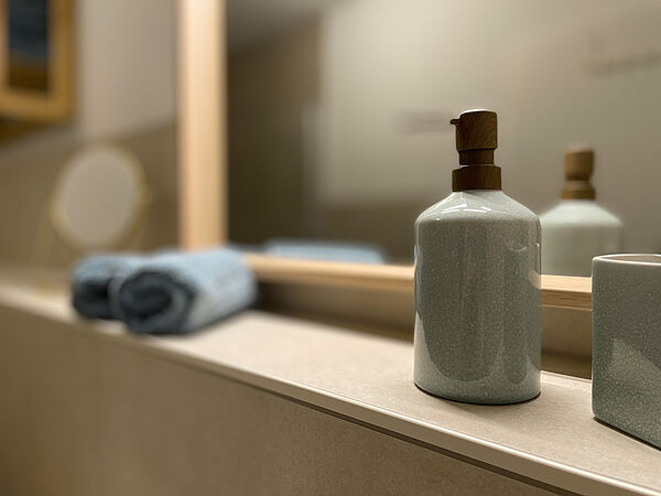 Bade-Zimmer: duftende Seifen vor einem Spiegel.