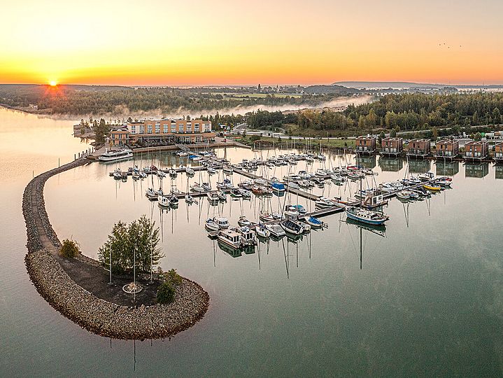 Hafen mit Segel- und Motorbooten im Morgengrauen
