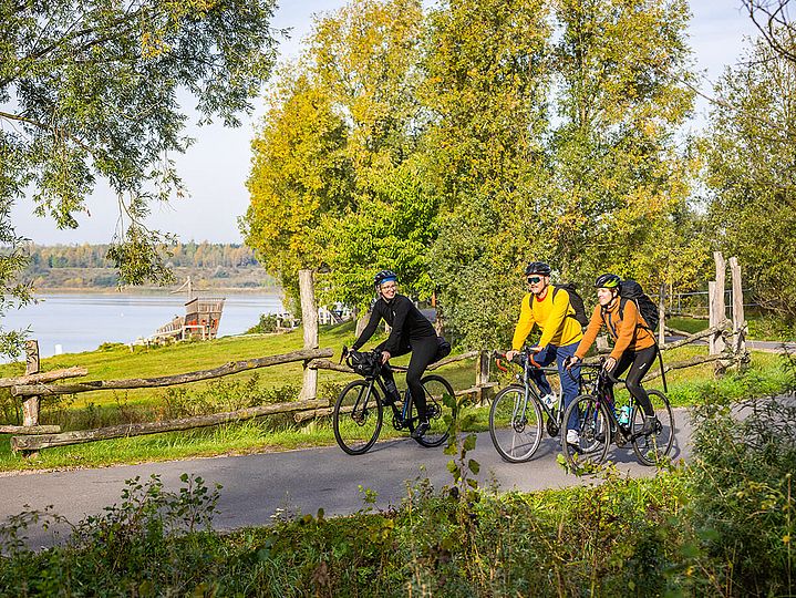Drei Radfahrer auf einem weg in der Schladitzer Bucht