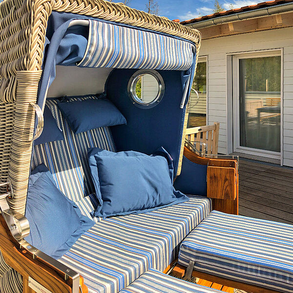 Strandkorb für 2 Personen auf der sonnigen Dachterrasse.