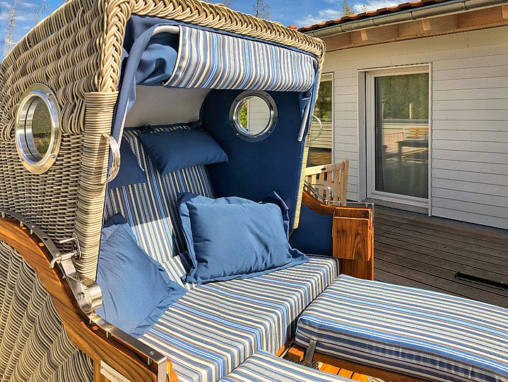 Strandkorb für 2 Personen auf der sonnigen Dachterrasse.