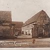 Schwarz-weiß-Foto eines alten Fachwerkhofs mit offenem Tor. Darauf geschrieben "Gruss aus Kleinzössen".