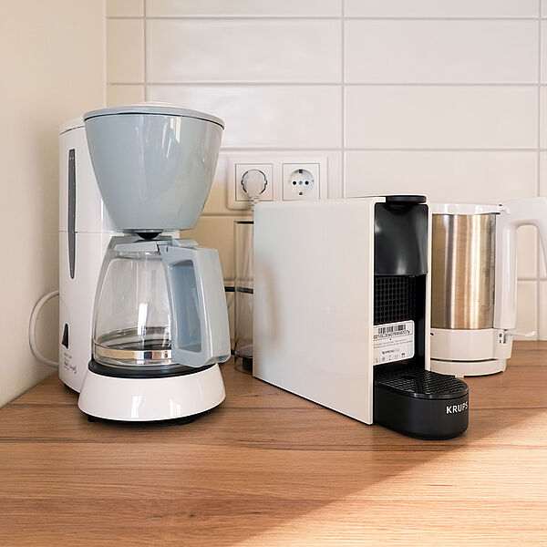 Filter-Kaffeemaschine, Nespressomaschine, Wasserbeuler in der Küche.