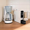 Filter-Kaffeemaschine, Nespressomaschine, Wasserbeuler in der Küche.