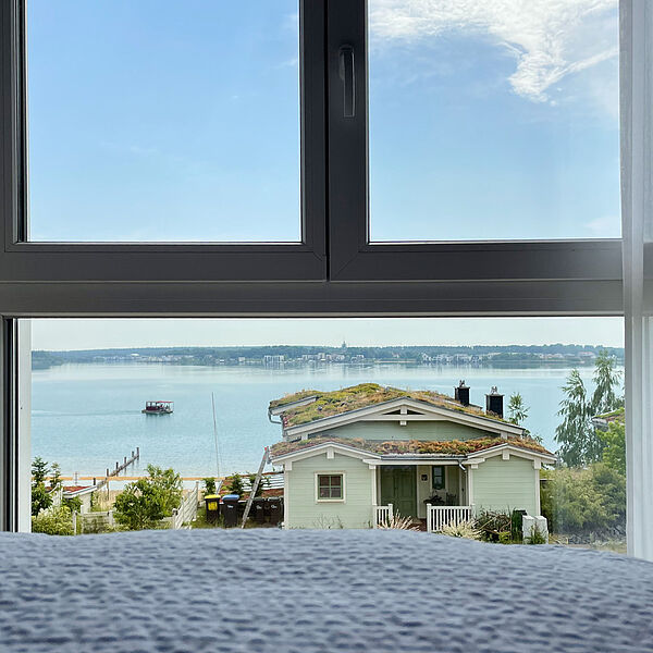 Schlaf-Zimmer 1: Blick auf den See vom Bett aus.