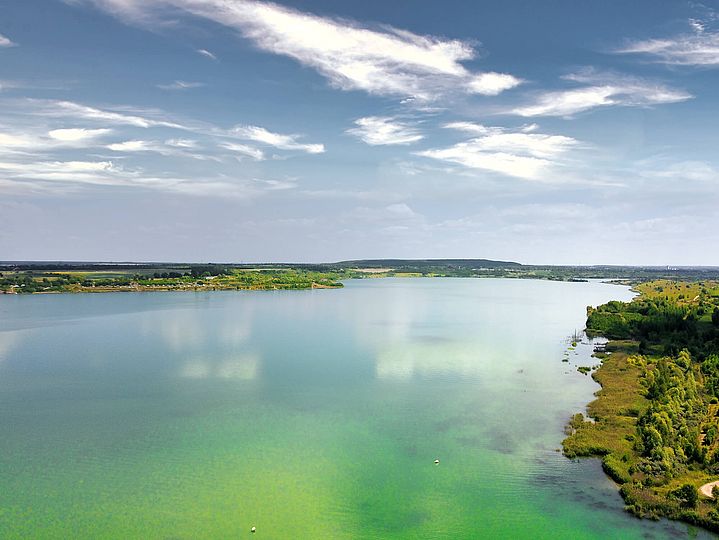 Hainer See mit türkis-grünem Wasser