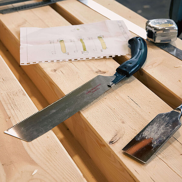 Beim Bau mit Holz kommt traditionelles Werkzeug zum Einsatz