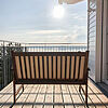 Wohnung 5: Gemütliche Bank auf dem großen Balkon mit Blick auf den Hainer See.