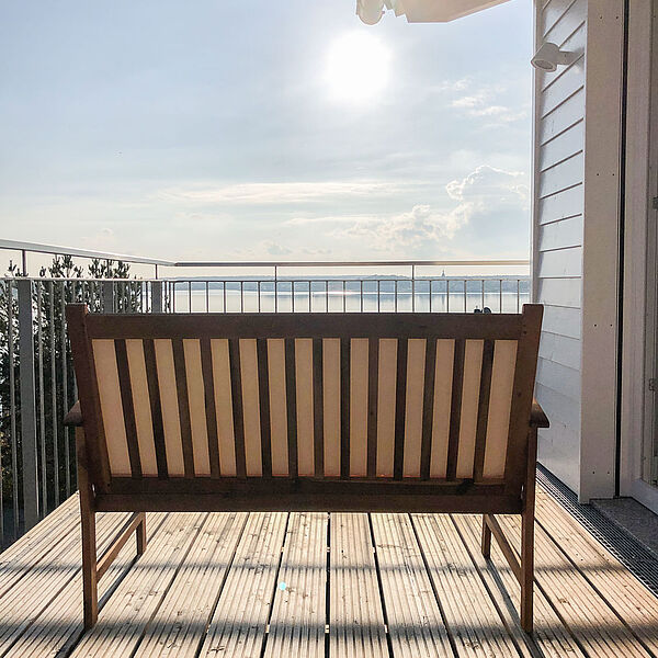 Wohnung 5: Gemütliche Bank auf dem großen Balkon mit Blick auf den Hainer See.