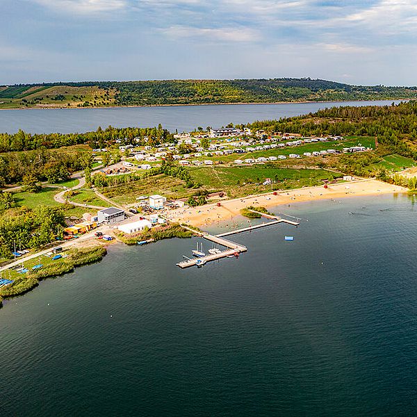 Campingplatz am Strand auf einer Landzunge in einem See.