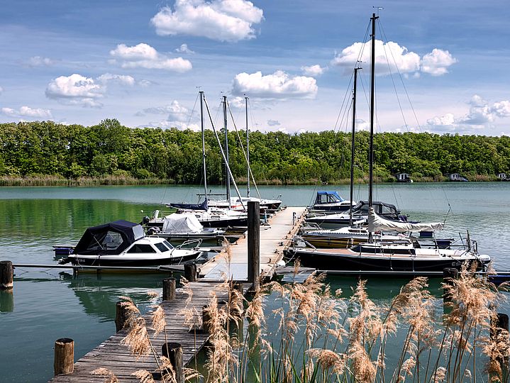  Segelboote am Steg auf dem Hainer See