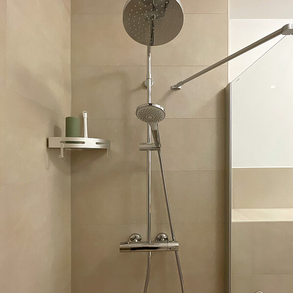Dusche mit 2 Duschköpfen und Glas-Wand.