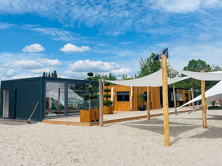 Sandstrand mit Bungalow und Segeldach
