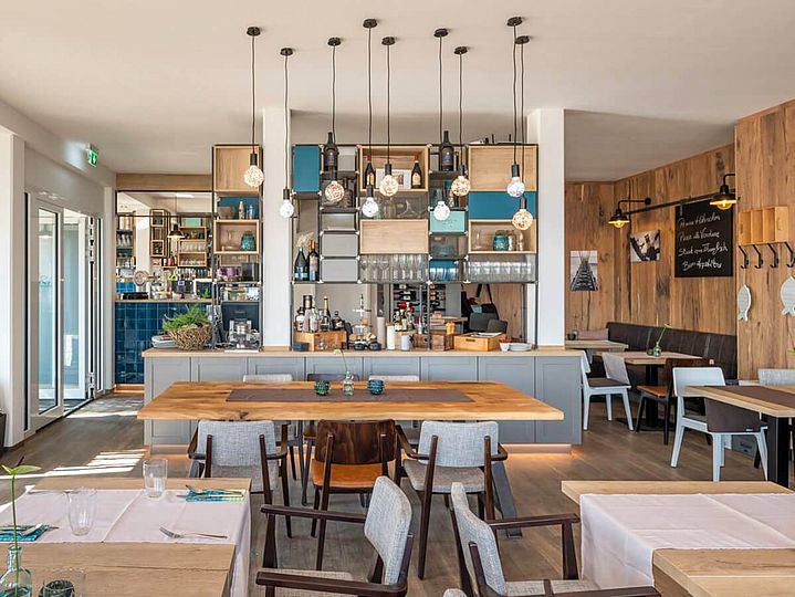 Helles Restaurant in Holzoptik mit offener Theke