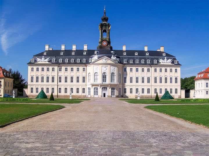 Prächtiges weißes Jagdschloss mit Schlossturm