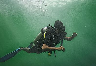 Taucher unter Wasser