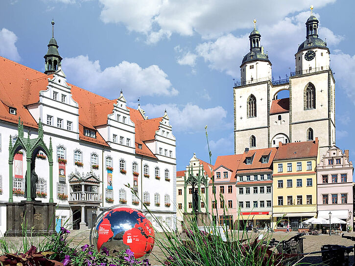 Wittenberger Markplatz mir Rathaus und Kirche St. Marien. 