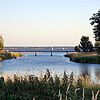 Bucht am Cospudener See mit Brücke.