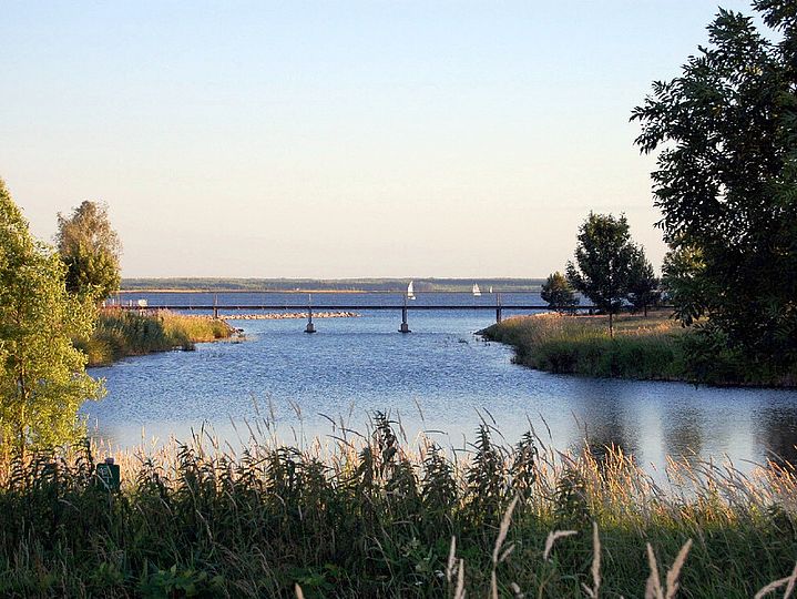 Bucht mit Brücke am Cospudener See
