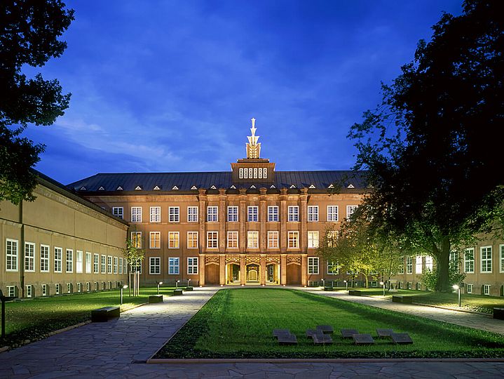 Erleuchtetes Gebäude