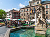 Marktplatz in Weimar mit Brunnen und Rathaus.